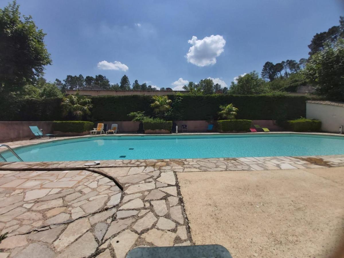 Eblouissant Appartement Au Calme D'Une Residence Avec Piscine Idealement Situe Au Pied Du Colorado Provencal Dans Le Prestigieux Luberon Рюстрель Екстер'єр фото